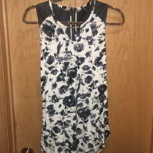 DYNAMITE PRINTED BLOUSE